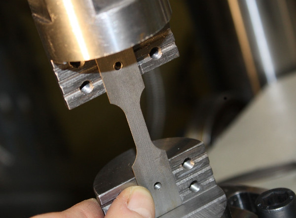 Low cycle fatigue test under tension-compression on a thin flat specimen of 350 µm thickness
