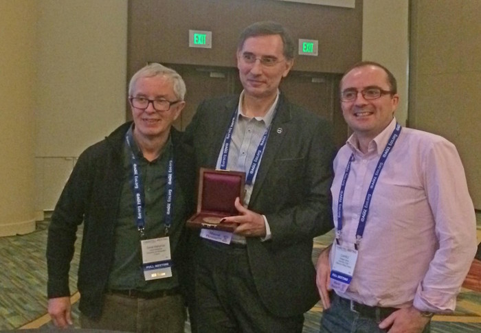David Mainprice, Patrick Cordier, et Philippe Carrez lors de la cérémonie de remise de médaille Dana à San Francisco le 15 décembre 2015.