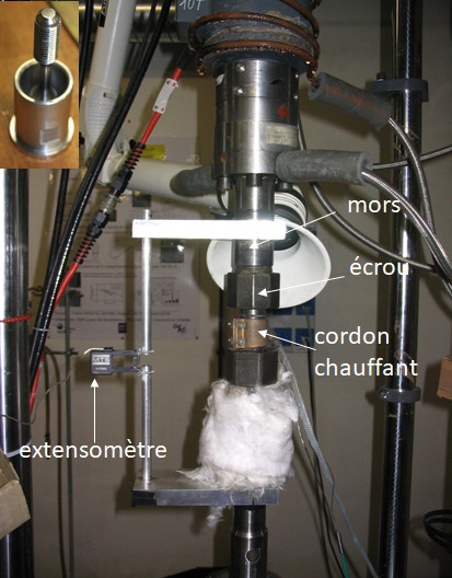 Montage pour effectuer des essais de fatigue oligocyclique en présence de Pb-Bi liquide à teneur en oxygène contrôlée.