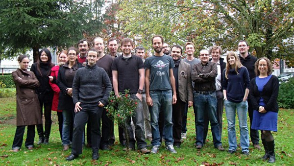 Le groupe minéraux en 2011. De gauche à droite : Nadège Hilairet, Peipei Zhang, Caroline Bollinger, Carole Nisr, Jannick Ingrin, Alexandre Mussi, Sébastien Merkel, Patrick Cordier, Boris Laurent, Hugues Leroux, Nils Garvik, Mathieu Roskosz, Jonathan Amodeo, Damien Jacob, Philippe Carrez, Christophe Depecker, Priscille Cuvillier, Eric Vigouroux, Karine Gouriet. Absents: Paul Raterron, Denise Ferré. Cliquez sur l'image pour une version haute résolution.