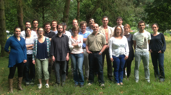 Le groupe minéraux en 2013. De gauche à droite, premier rang : Angelika Rosa, Ainhoa Lincot, Francesca Boioli, Sebastian Ritterbex, Priscille Cuvillier, Philippe Carrez, Karine Gouriet, Caroline Bollinger, Guillaume Bellino, Nadège Hilairet.  De gauche à droite, second rang : Guillaume Fraysse, Antoine Kraych, Boris Laurent, Damien Jacob, Hugues Leroux, Sébastien Merkel, Christophe Depecker, Jannick Ingrin, Patrick Cordier, Eric Vigouroux. Absents : Alexandre Mussi, Paul Raterron, Mathieu Roskosz, Pierre Hirel, Nils Garvik, Peipei Zhang. Cliquez sur l'image pour une version haute résolution.